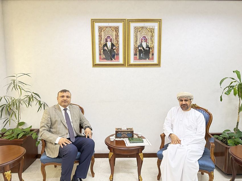 سفير اليمن يبحث مع مسؤول عماني العلاقات الثنائية ومجالات التعاون بين البلدين 1