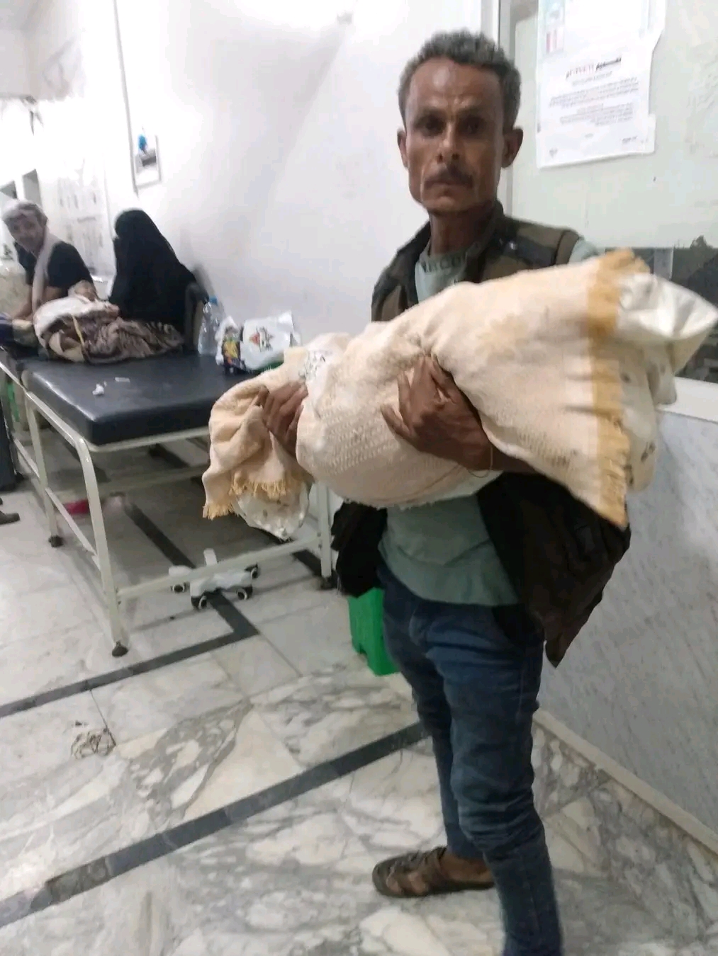 طفلة تفارق الحياة بين ذراعي والدها بعد رفض إدخالها العناية المركزة في تعز 1