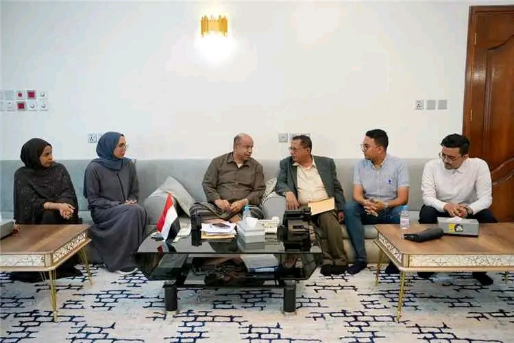 الخنبشي يطلع على سير العمل في صندوق دعم الشباب والتحضيرات الخاصة بإقامة القمة الثقافية اليمنية 1