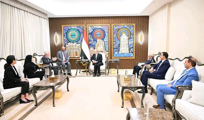 رئيس مجلس القيادة يؤكد التزام الدولة بتوفير كافة سبل الحماية والتسهيلات لمجتمع العمل الانساني 1