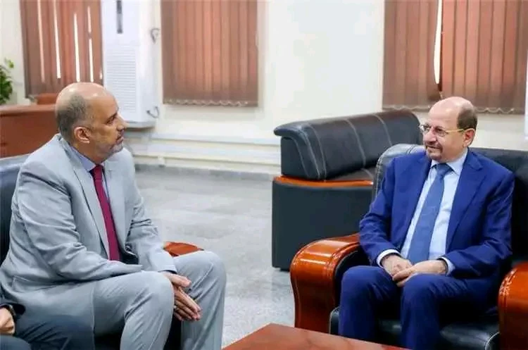 رئيس الوزراء وزير الخارجية يزور وزارة المالية ويجتمع بقيادتها لمتابعة تنفيذ القرارات المعيشية وضبط الإيرادات 1