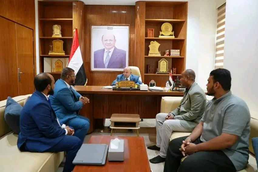 الخنبشي يناقش مشاريع الطرق والخدمات والرقابة التموينية في عدد من مديريات حضرموت 1