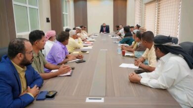محافظ أبين يترأس اجتماعاً موسعاً لمديري عموم المديريات والمرافق الخدمية لتعزيز العمل المؤسسي 4