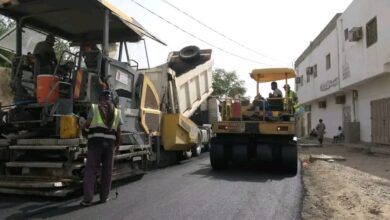 السلطة المحلية بأبين تدشن المرحلة الإسفلتية في مشروع طريق جعار - باتيس 2