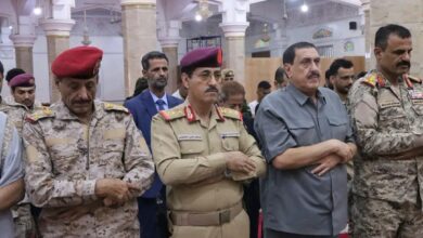وزير الدفاع وعدد من القيادات العسكرية يؤدون صلاة عيد الأضحى في العاصمة المؤقتة عدن 2