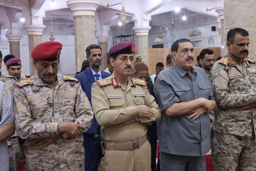 وزير الدفاع وعدد من القيادات العسكرية يؤدون صلاة عيد الأضحى في العاصمة المؤقتة عدن 1