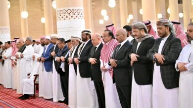 رئيس مجلس القيادة وعدد من أعضاء المجلس يتقدمون جموع المصلين والمشيعين لجثمان فقيد اليمن الكبير الرئيس السابق عبدربه منصور هادي 3