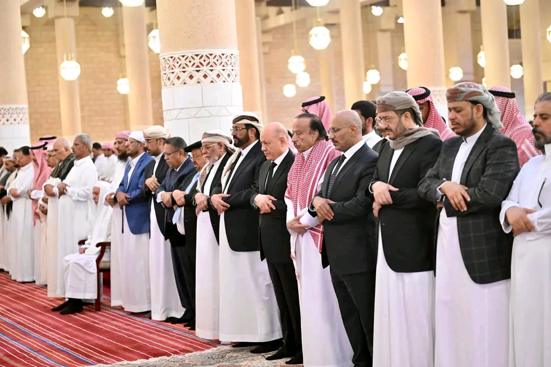 رئيس مجلس القيادة وعدد من أعضاء المجلس يتقدمون جموع المصلين والمشيعين لجثمان فقيد اليمن الكبير الرئيس السابق عبدربه منصور هادي 1