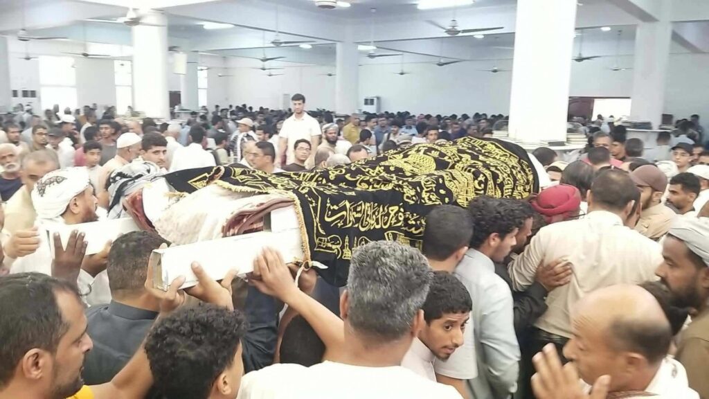 تشييع مهيب للشهيد الدكتور عبدالرحمن الشاعر في عدن وسط مطالبات بالقصاص العاجل 2