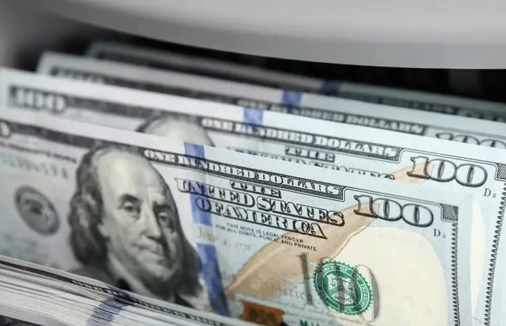 الدولار يواصل الصعود والأسواق تترقب قرارات اقتصادية حاسمة 1