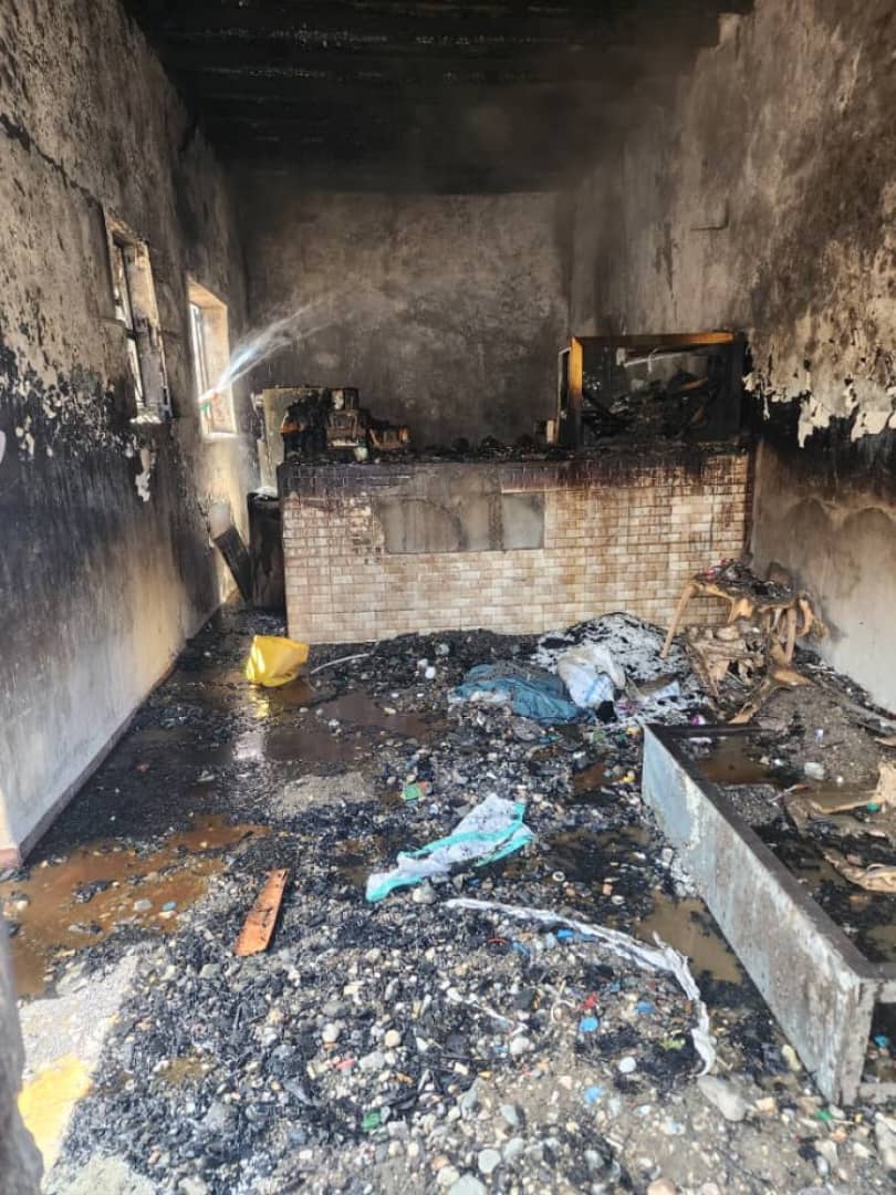 حريق مفاجئ يلتهم بوفيه في جيشان بمحافظة أبين 1