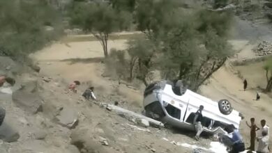 وفاة سائق في حادث مأساوي بعدان بإب.. باص يتدهور من قمة الجبل ويستقر أسفله 9