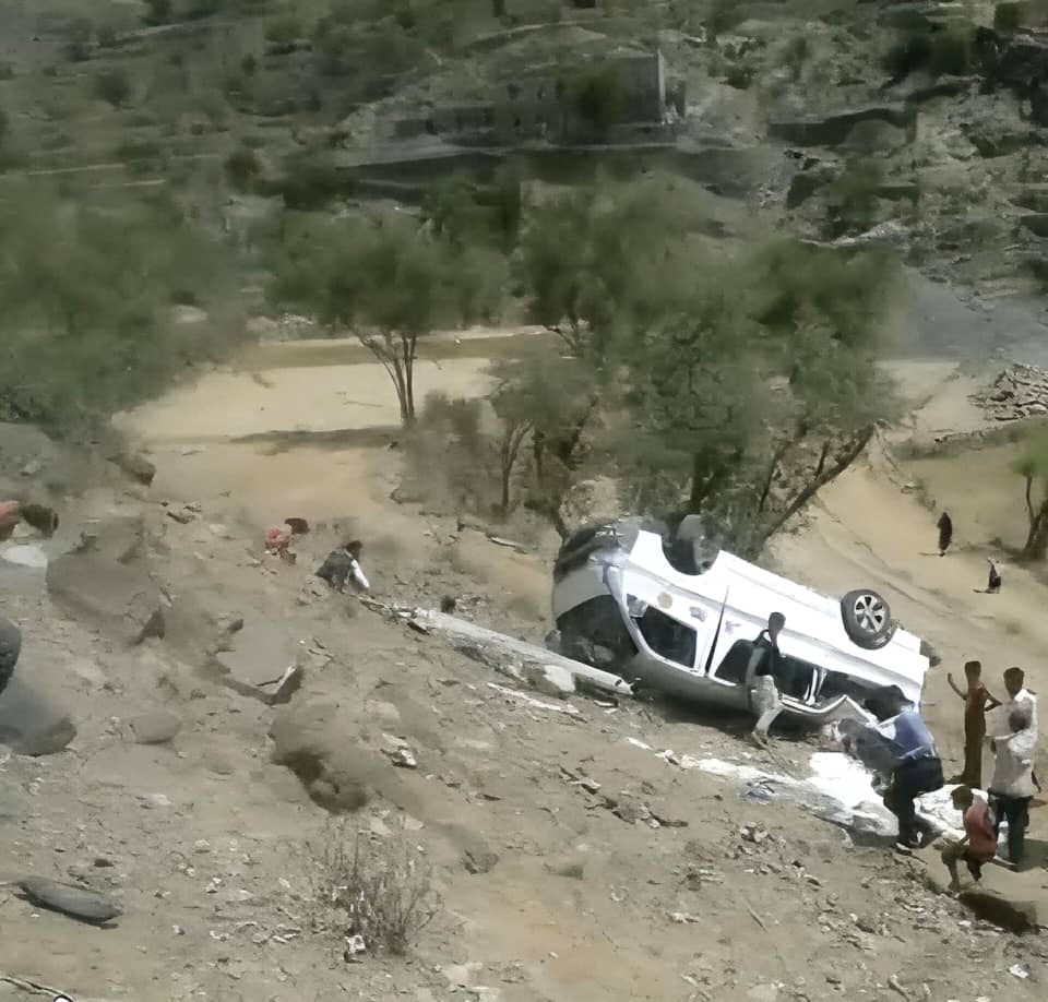 وفاة سائق في حادث مأساوي بعدان بإب.. باص يتدهور من قمة الجبل ويستقر أسفله 1