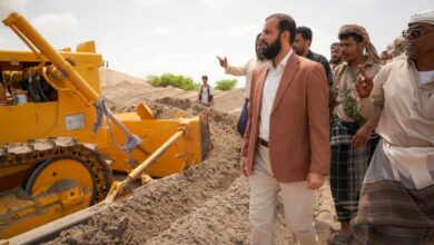 محافظ أبين يتفقد سير الأعمال في تصفية عقمة الجرائب لتعزيز الاستفادة من مياه السيول 2