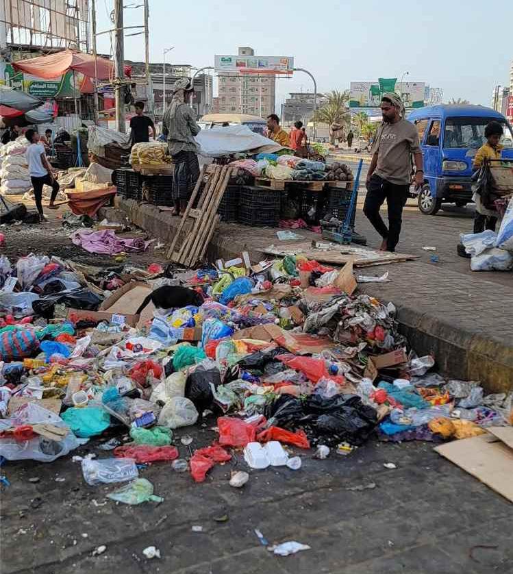 فوضى القمامة تشوّه جولة القاهرة بعدن.. ومطالبات بحلول عاجلة لتنظيم الباعة 1