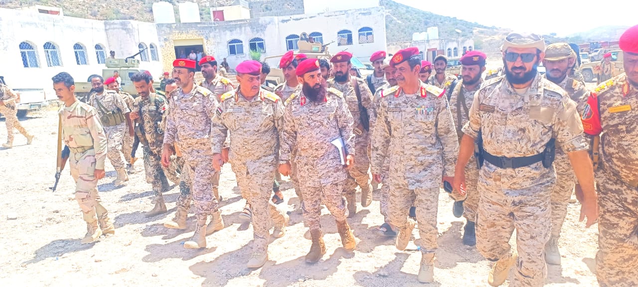 قائد المنطقة العسكرية الرابعة ووفد وزارة الدفاع يتفقدان محور أبين العملياتي ويطلعون على جاهزية القوات 1