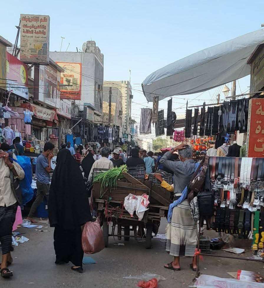 عدن: ازدحام غير مسبوق في سوق الشيخ عثمان مع اقتراب عيد الأضحى 1