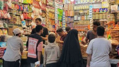 أسواق عدن تشتعل بالحركة.. إقبال كبير على الشوكولاتة والمكسرات قبيل العيد 2
