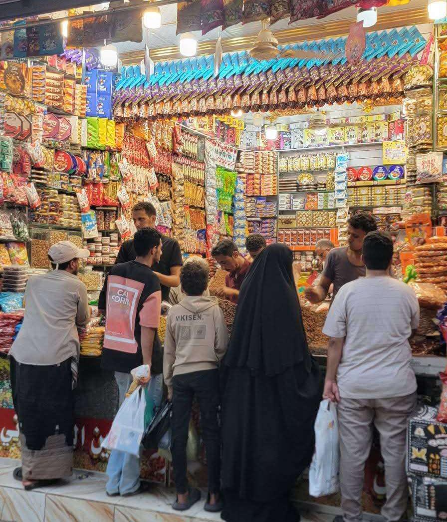 أسواق عدن تشتعل بالحركة.. إقبال كبير على الشوكولاتة والمكسرات قبيل العيد 1