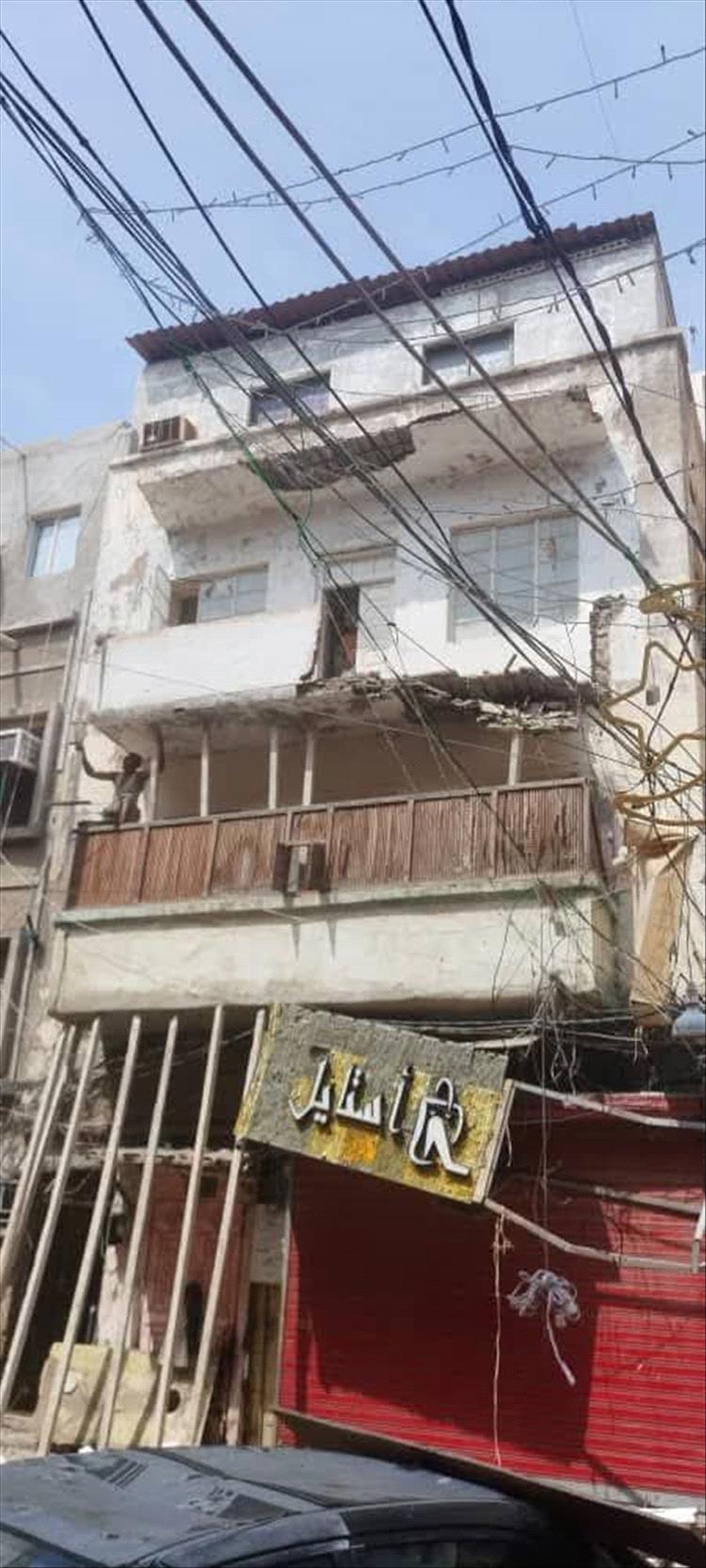 عدن.. الأشغال العامة تزيل بلكونة متهالكة في صيرة وتؤكد استمرار إجراءات السلامة 1