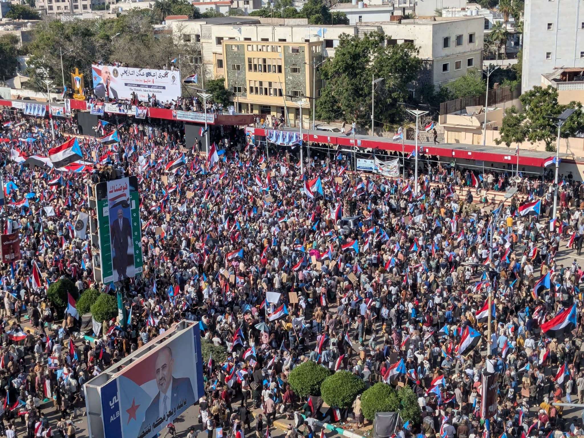 حشود جماهيرية تملأ ساحة العروض بعدن في فعالية 4 مايو 1