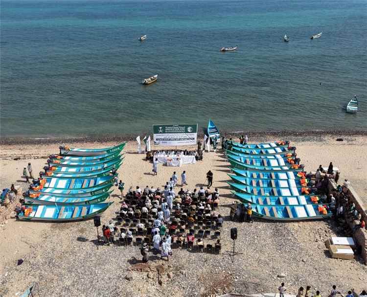 بدعم سعودي.. تدشين توزيع قوارب صيد وحقائب سلامة للصيادين في سقطرى لتعزيز الأمن البحري 1