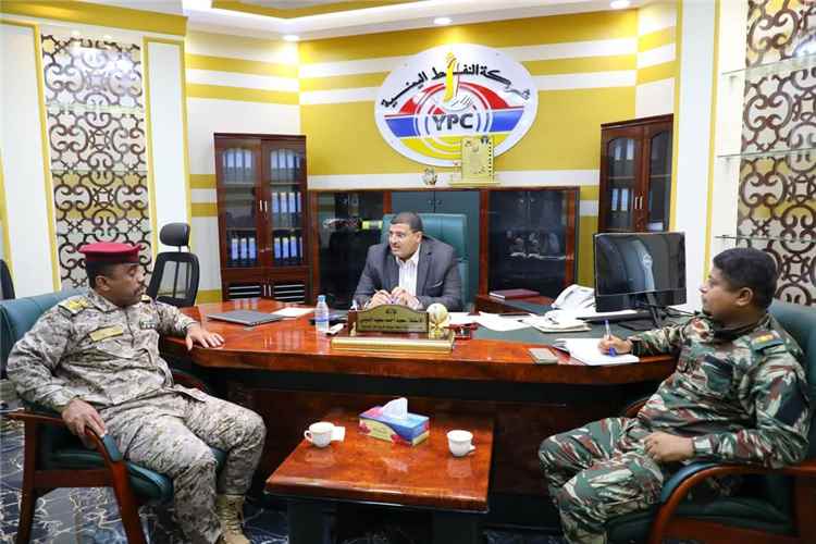 خفر السواحل وشركة النفط يبحثان تعزيز تأمين وصول سفن الوقود إلى ميناء المكلا 1