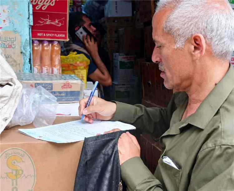 حملة في أسواق تعز تضبط مخالفات تجارية وتموينية وتوجه المخالفين للنيابة 1