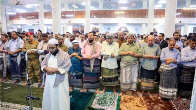 عضوا مجلس القيادة الرئاسي العليمي والصبيحي ورئيس الوزراء وزير الخارجية يؤدون صلاة عيد الأضحى مع جموع المصلين في عدن 4