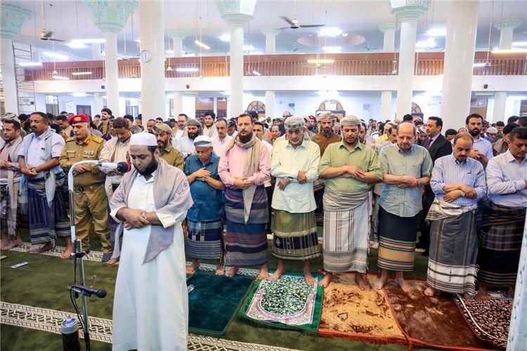عضوا مجلس القيادة الرئاسي العليمي والصبيحي ورئيس الوزراء وزير الخارجية يؤدون صلاة عيد الأضحى مع جموع المصلين في عدن 1