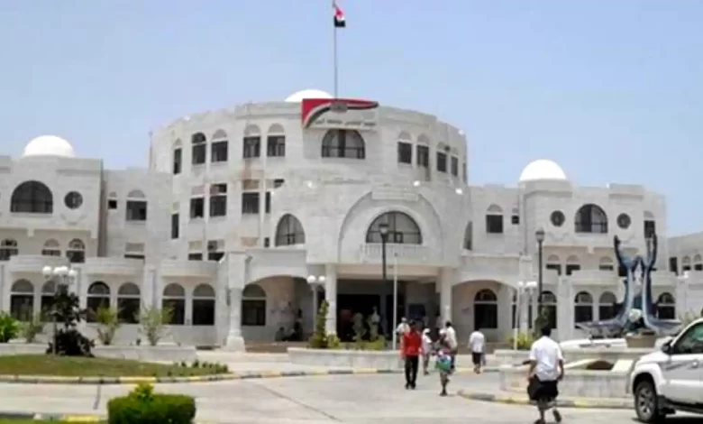 مالية أبين تعلن وصول التعزيزات المالية الخاصة برواتب أبريل إلى البنك المركزي 1