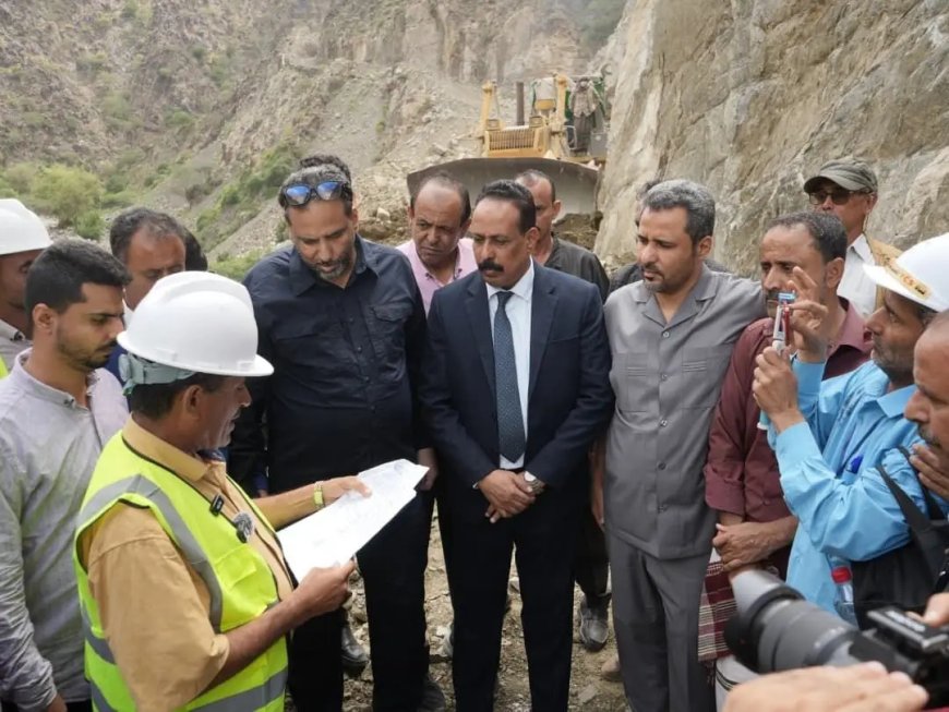 الوزير العقربي والمحافظ الحالمي يتفقدان مشروع سفلتة طريق في لحج 1