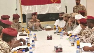 تحركات عسكرية مهمة.. وزير الدفاع يعقد اجتماعاً موسعاً مع قيادة المنطقة الأولى 2