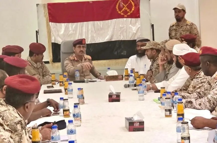 تحركات عسكرية مهمة.. وزير الدفاع يعقد اجتماعاً موسعاً مع قيادة المنطقة الأولى 1