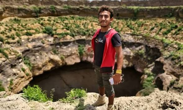 لحظة النهاية.. مصرع المغامر اليمني القعقاع عنتر بعد سقوطه في فوهة حرضة دمت 1