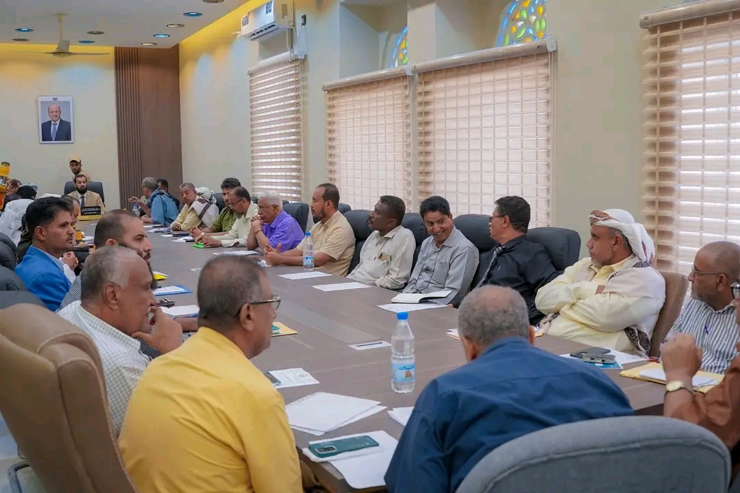محافظ أبين يترأس اجتماعًا موسعًا للمكتب التنفيذي والهيئة الإدارية ومديري المديريات ويتخذ إجراءات لتعزيز الأداء 1