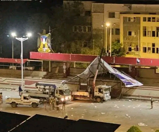 إنزال صورة الزبيدي من ساحة العروض بعد رفعها للمرة الثانية في عدن 1