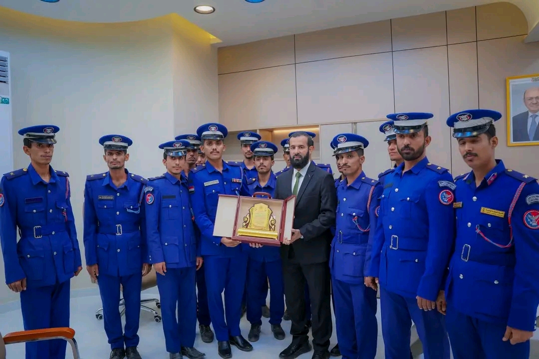 محافظ أبين يلتقي خريجي كلية الطيران والدفاع الجوي ويشيد بالكفاءات الوطنية المؤهلة 1