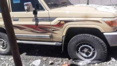 انفجار يهز المنطقة.. استهداف سيارة شيخ قبلي بعبوة ناسفة 3