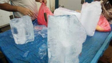 عدن تحت لهيب الصيف.. ارتفاع أسعار الثلج يضاعف معاناة المواطنين 2
