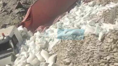 انقلاب شاحنة محملة بالدقيق في نقيل ظمران يربك حركة السير 3