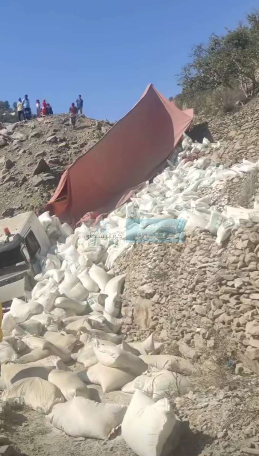 انقلاب شاحنة محملة بالدقيق في نقيل ظمران يربك حركة السير 1