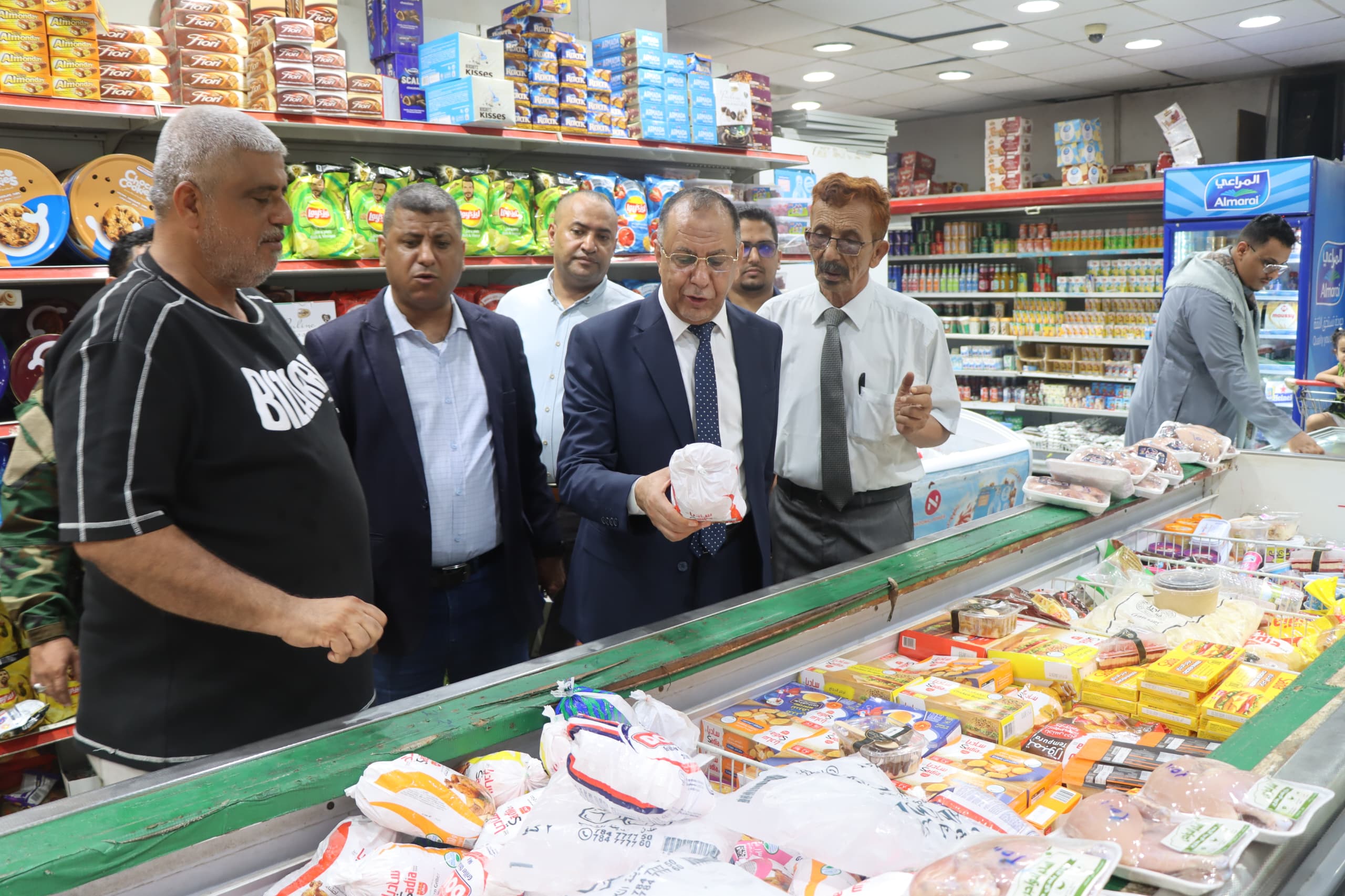 وزير الصناعة والتجارة يؤكد على الانضباط الوظيفي ومكافحة الفساد وينفذ نزولا ميدانيًا على المراكز التجارية بعدن 1