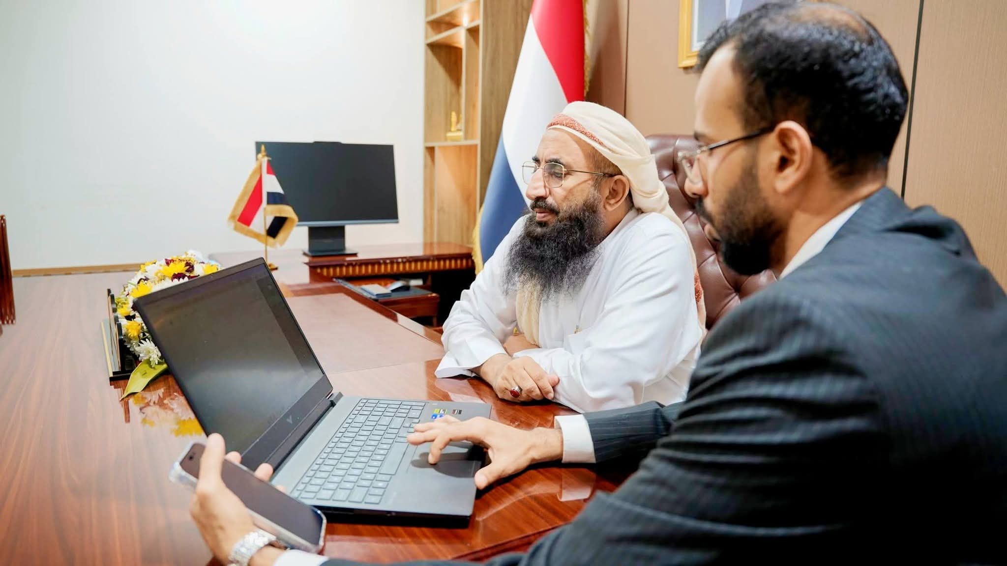 وزير الأوقاف يدشّن أول تأشيرة عمرة لموسم 1448هـ ويعلن انطلاق ترتيبات خدمة المعتمرين اليمنيين 1