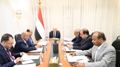 رئيس مجلس القيادة يرأس اجتماعا حكوميا مصغرا لدعم جهود التعافي وانتظام الرواتب وامدادات الخدمات 2