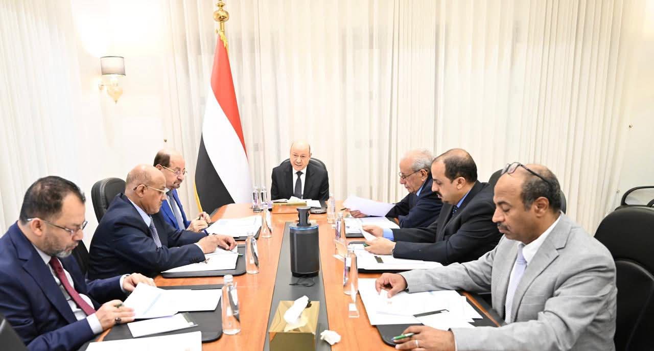 رئيس مجلس القيادة يرأس اجتماعا حكوميا مصغرا لدعم جهود التعافي وانتظام الرواتب وامدادات الخدمات 1