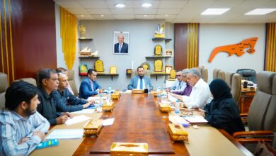 المحافظ شيخ يناقش عدداً من المشاريع في قطاعات المياه والنظافة والتحسين والطرقات ويؤكد أولوية الجودة وتطبيق قانون المناقصات 2
