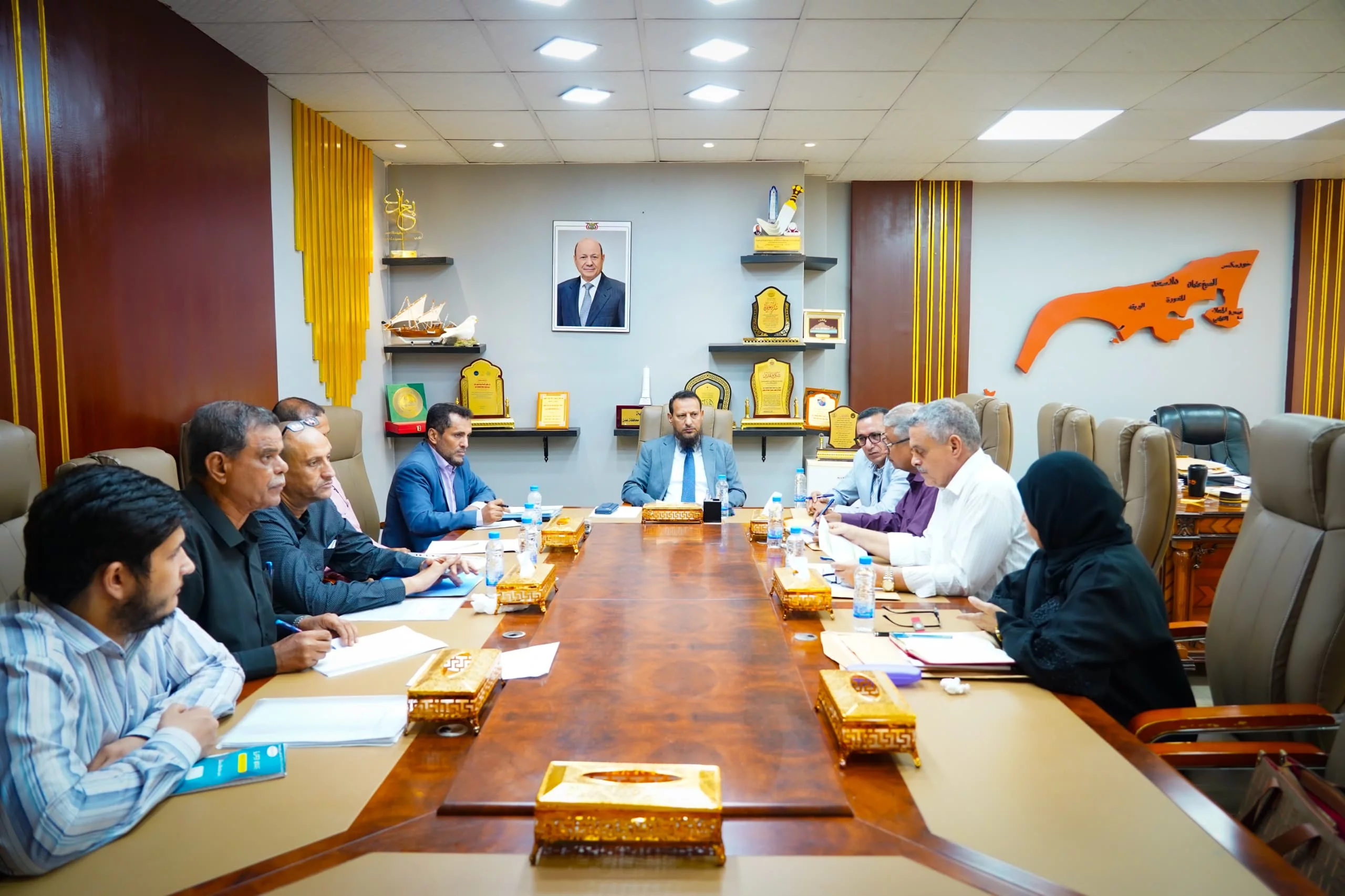 المحافظ شيخ يناقش عدداً من المشاريع في قطاعات المياه والنظافة والتحسين والطرقات ويؤكد أولوية الجودة وتطبيق قانون المناقصات 1