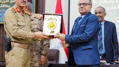 رئيس جامعة عدن يشارك في استقبال الدفعة الـ18 قيادة وأركان ويُكرَّم بدرع الأكاديمية العسكرية العليا 2