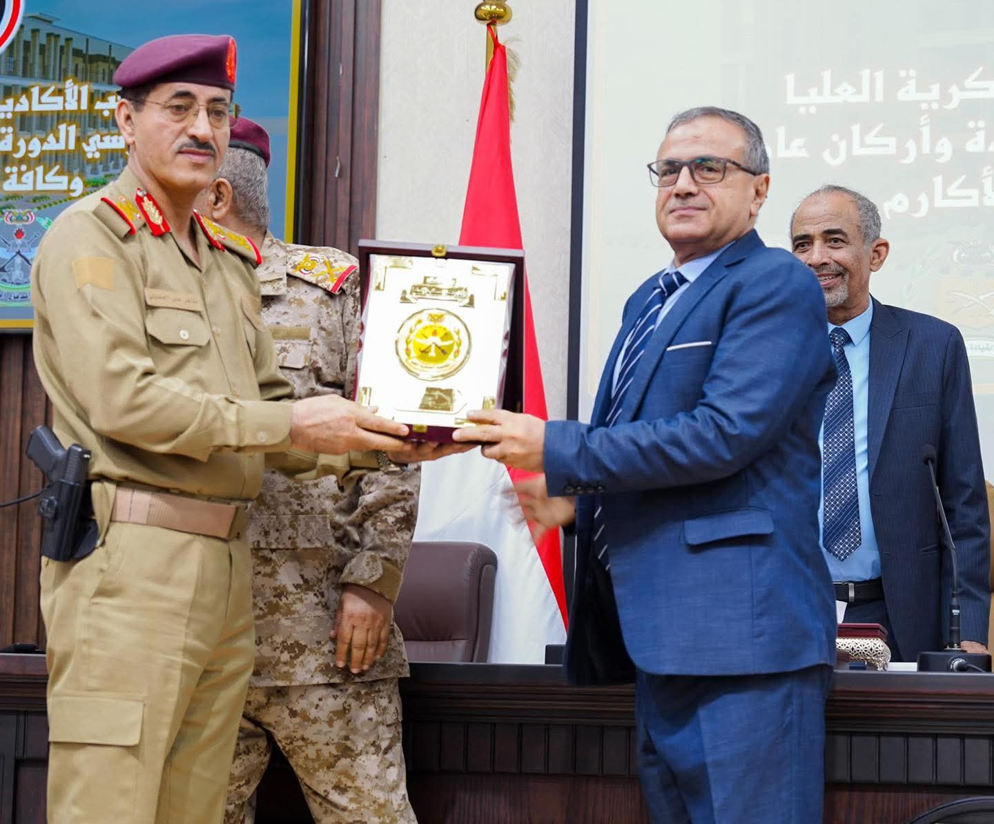رئيس جامعة عدن يشارك في استقبال الدفعة الـ18 قيادة وأركان ويُكرَّم بدرع الأكاديمية العسكرية العليا 1